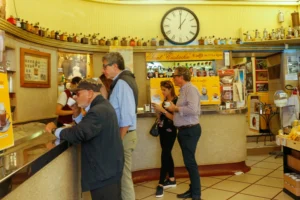 Avventori bevono il caffè in piedi al bancone dello storico Sant'Eustachio Caffè a Roma